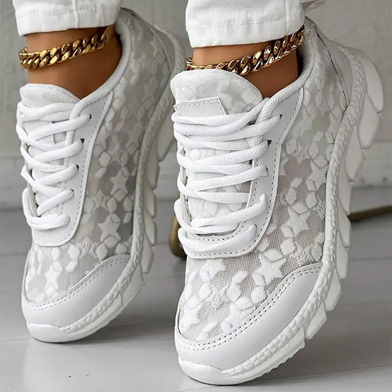 ZAPATILLAS TRANSPIRABLES CON PUNTERA REDONDA Y CORDONES.