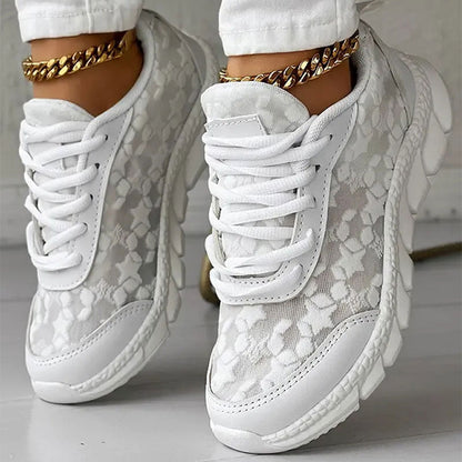 ZAPATILLAS TRANSPIRABLES CON PUNTERA REDONDA Y CORDONES.