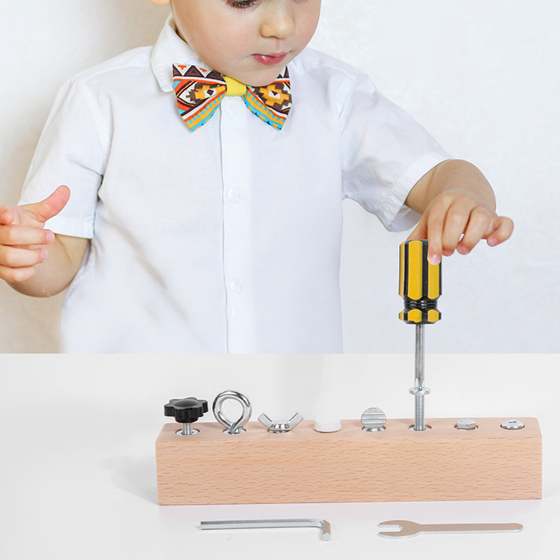 Tablero de tornillos Montessori de madera con destornillado