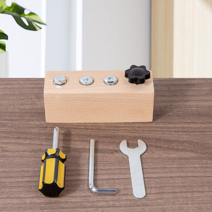 Tablero de tornillos Montessori de madera con destornillado